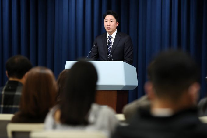 이재명 대통령실 부대변인이 28일 오후 서울 용산 대통령실 청사에서 윤석열 대통령 주재 수석비서관 회의 내용 등 현안 관련 브리핑을 하고 있다. 연합뉴스