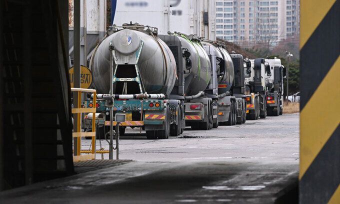 민주노총 공공운수노조 화물연대 총파업 엿새째인 29일 경기도 의왕시 한 시멘트 출고장에 시멘트를 운송하는 차량인 벌크시멘트 트레일러(BCT)가 멈춰 서 있다. 뉴시스