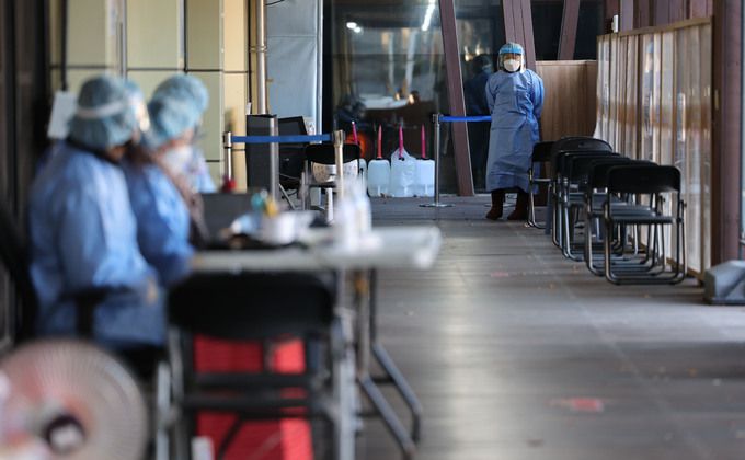 지난달 30일 오전 서울 송파보건소 코로나19 선별진료소에서 의료진이 이동하고 있다. 연합뉴스