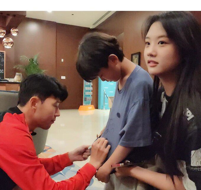 시안(가운데)군의 옷에 사인을 하는 손흥민(왼쪽). 이수진씨 인스타그램 캡처