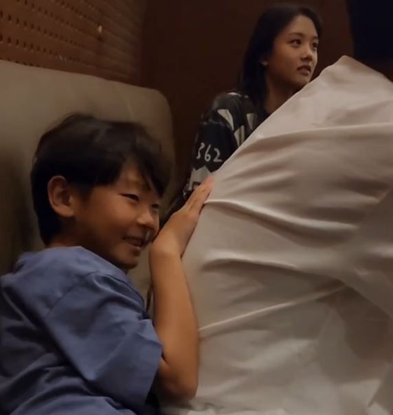 손흥민을 발견하자 이동국의 등 뒤로 숨는 막내아들 시안군(왼쪽). 이수진씨 인스타그램 캡처