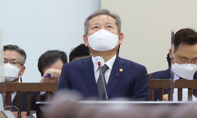 이상민 행정안전부 장관이 1일 오전 국회에서 열린 행정안전위원회 전체회의에 출석해 잠시 생각에 잠겨 있다. 연합뉴스