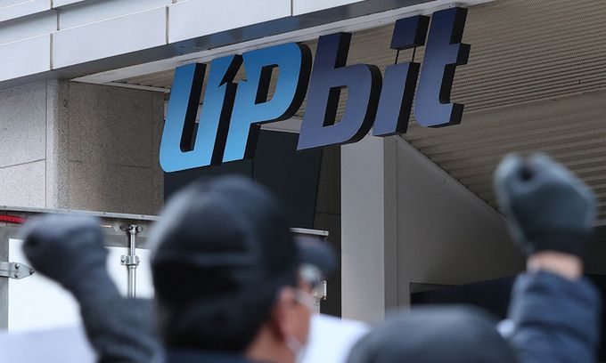 위믹스 사태 피해자 협의체 관계자들이 2일 서울 강남구 업비트 앞에서 기자회견을 열고 위메이드가 만든 가상화폐 위믹스의 거래지원 종료(상장폐지)를 결정한 디지털자산거래소 공동협의체(닥사·DAXA)를 규탄하며 구호를 외치고 있다. 연합뉴스