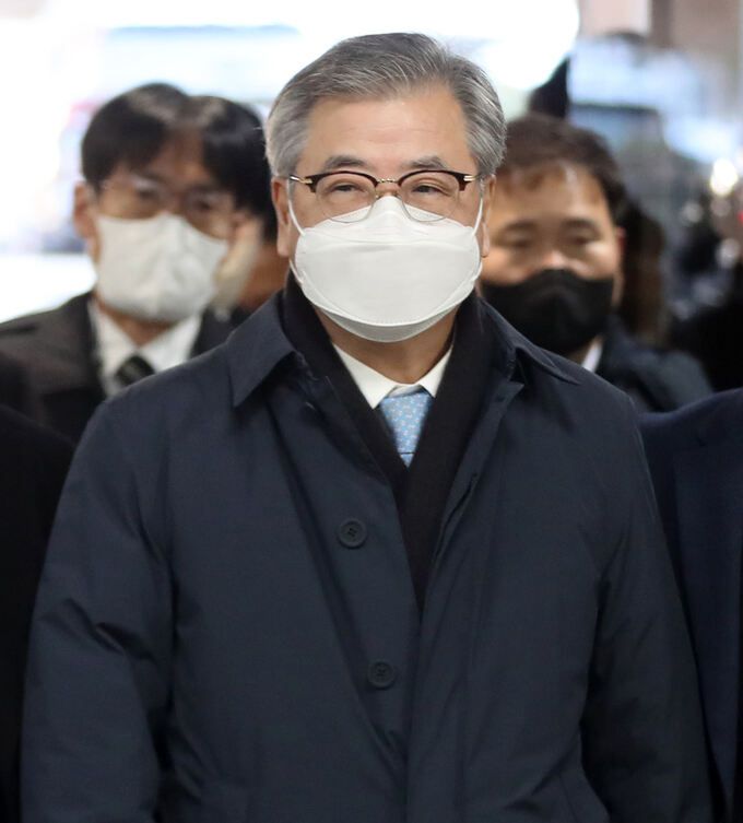 서훈 전 청와대 국가안보실장이 지난 2일 서울 서초구 서울중앙지법에서 열린 영장실질심사에 출석하고 있다. 법원은 서해 공무원 피격 관련 첩보를 삭제하도록 지시한 혐의 등을 받는 서 전 실장에 대해 3일 구속영장을 발부했다. 뉴스1