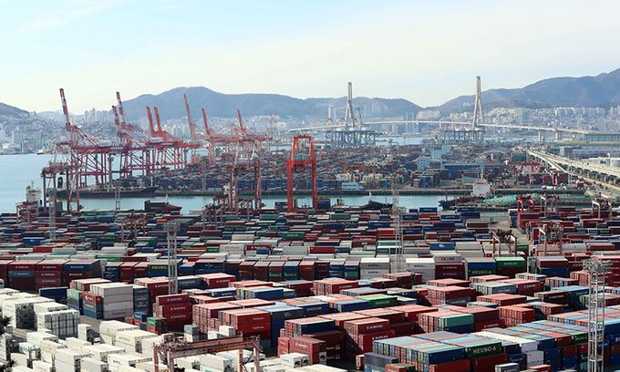 민주노총 공공운수노조 화물연대본부 총파업 12일째인 5일 부산 남구 신선대(사진 아래) 및 감만(위) 부두 야적장에 컨테이너가 쌓여가고 있다. 뉴시스