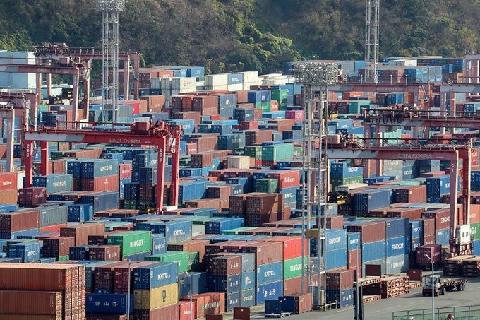 민주노총 공공운수노조 화물연대본부의 집단운송거부(총파업) 사태 12일째인 지난 5일 오후 부산 남구 부산항 용당부두에 컨테이너들이 쌓여있다. 뉴스1