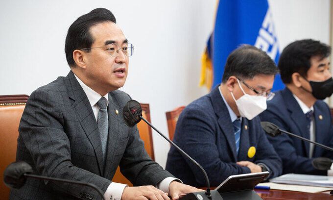 박홍근 더불어민주당 원내대표가 6일 서울 여의도 국회에서 열린 원내대책회의에서 모두 발언을 하고 있다. 뉴스1