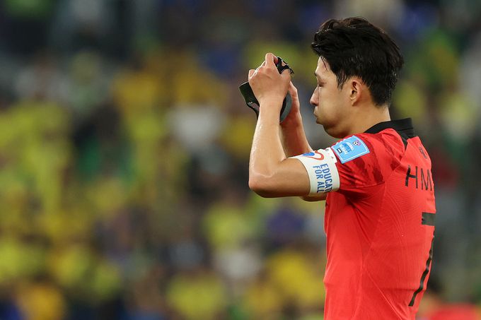 5일(현지시간) 카타르 수도 도하의 ‘스타디움 974’에서 열린 월드컵 16강전 브라질과 대한민국의 경기 중 손흥민이 마스크를 고쳐쓰고 있다. 도하=뉴시스