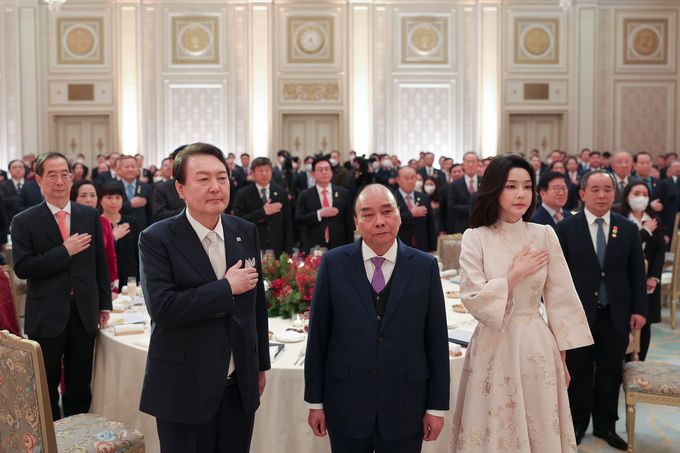 윤석열 대통령과 부인 김건희 여사가 5일 청와대 영빈관에서 열린 응우옌 쑤언 푹 베트남 국가주석 방한 국빈만찬에서 국기에 대한 경례를 하고 있다. 대통령실 제공