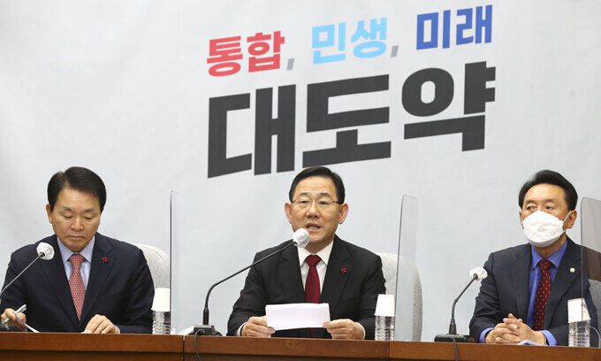 주호영(가운데) 국민의힘 원내대표가 6일 서울 여의도 국회에서 열린 원내대책회의에서 발언하고 있다. 뉴시스