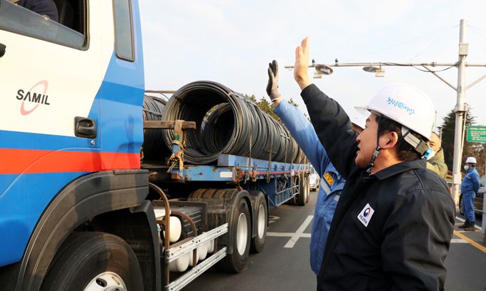 원희룡 장관, 화물차 운행 상황 점검 민주노총 공공운수노조 화물연대본부(화물연대)의 파업이 이어지는 가운데 원희룡 국토교통부 장관이 7일 경북 포항시 남구 포스코 포항제철소를 찾아 화물차 운행 상황을 점검하고 있다. 포항=연합뉴스