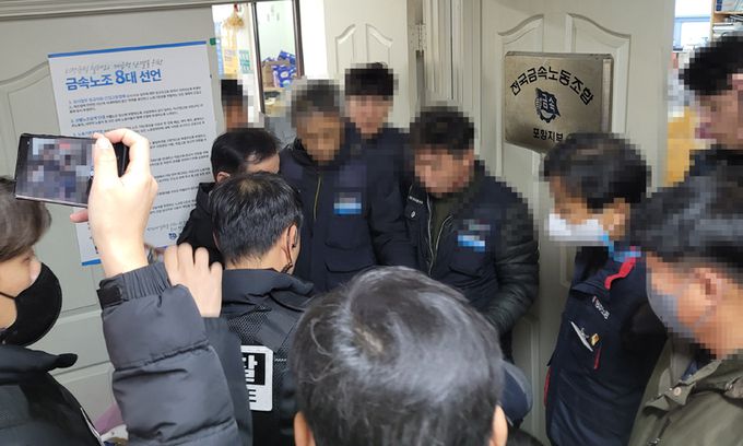 경북경찰청이 7일 오후 민주노총 공공운수노조 화물연대본부 포항지역본부 사무실을 압수수색 하고 있다. 화물연대 관계자는 운송사 업체 관계자들에게 "파업에 동참하지 않으면 응징하겠다"는 내용의 문자메시지를 보낸 혐의(특수협박)를 받고 있다. 경북경찰청 제공