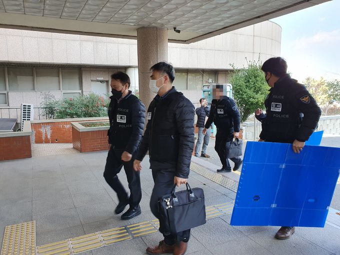 7일 경찰이 민주노총 공공운수노조 화물연대본부 포항지역본부를 압수수색하고 있다. 경북경찰청 제공