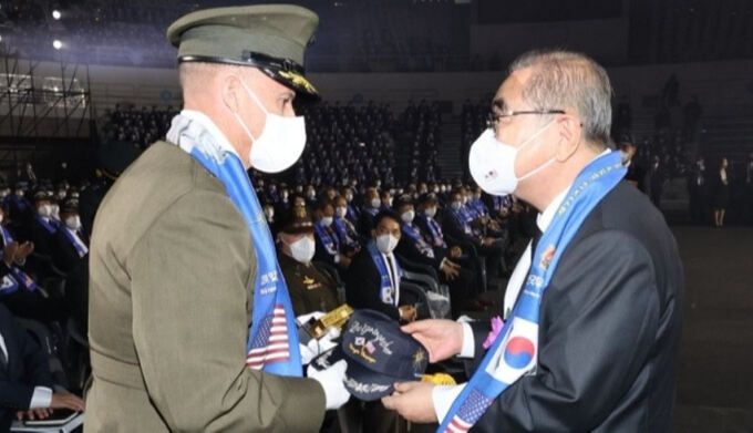 지난 11월24일 서울 올림픽공원 핸드볼경기장에서 열린 제72주년 장진호 전투 기념 및 전투영웅 추모행사에서 브라이언 월포드 주한미군 해병대사령관(왼쪽)이 김정규 무공수훈자회장에게 기념모자를 선물하고 있다. 연합뉴스