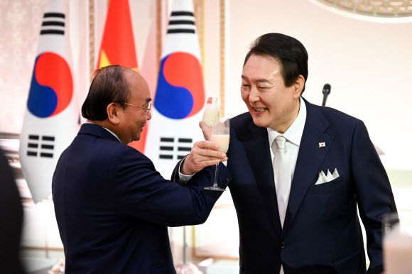 윤석열 대통령(오른쪽)과 응우옌 쑤언 푹 베트남 국가 주석이 5일 오후 서울 종로구 청와대 영빈관에서 열린 국빈 만찬에 참석해 막걸리로 이른바 ‘러브샷’을 하고 있다. 대통령실 제공