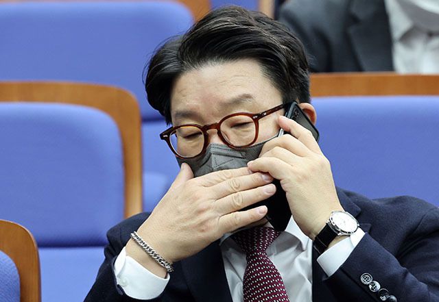 국민의힘 권성동 의원이 8일 오전 서울 여의도 국회에서 열린 국민의힘 국회상임위원장 후보자 선출 의원총회에서 통화를 하고 있다.연합뉴스