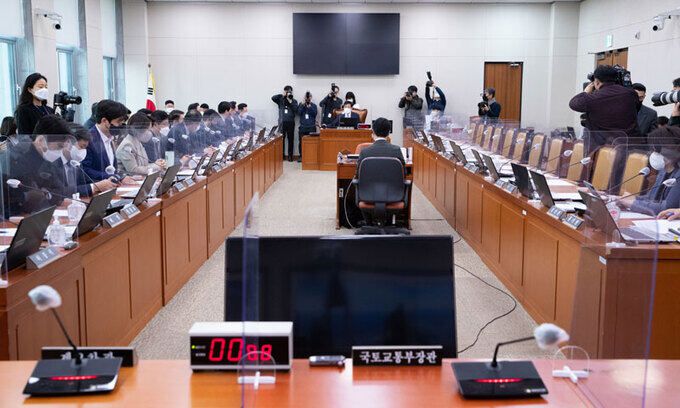 9일 오전 서울 여의도 국회에서 열린 국토교통위원회 전체회의에서 ‘안전운임제 3년 연장안’인 화물자동차 운수사업법 일부개정법률안이 야당 단독으로 의결 되고 있다. 뉴스1