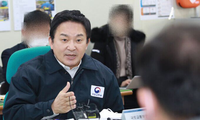 원희룡 국토교통부 장관이 9일 인천시한 공동주택 공사현장을 방문, 화물연대 집단운송거부와 건설노조의 동조파업 움직임에 따른 피해 현황을 점검한 후 관계자와 대화를 나누고 있다. 국토교통부 제공