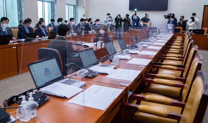 김민기 국회 국토교통위원회 위원장이 9일 오전 서울 여의도 국회에서 열린 국토교통위원회 전체회의에서 의사봉을 두드리고 있다. 뉴스1