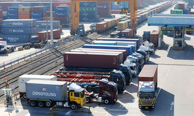 운행 재개하는 화물차 전국민주노동조합총연맹 공공운수노조 화물연대본부(화물연대)가 총파업을 철회한 지 사흘째를 맞는 11일 경기 의왕시 내륙컨테이너기지(ICD)에서 화물차량이 운행에 나서고 있다. 의왕=뉴스1