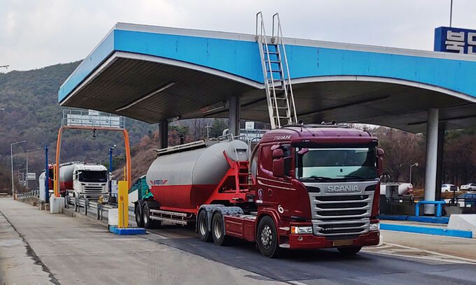 지난 9일 민주노총 화물연대가 조합원 투표로 파업 철회를 결정한 가운데 시멘트를 실은 BCT(벌크시멘트트레일러)들이 충북 북단양IC를 바쁘게 빠져나가고 있다. 뉴시스