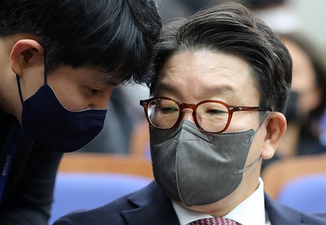 권성동 국민의힘 의원이 8일 오전 서울 여의도 국회에서 열린 국회 상임위원장 후보자 선출 의원총회에서 보좌관과 대화하고 있다. 뉴스1