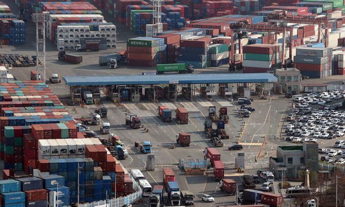 민주노총 공공운수노조 화물연대본부가 조합원 투표를 통해 총파업 철회를 결정한 지난 9일 부산 남구 신선대부두 출입구에서 화물차량이 줄지어 드나들고 있다. 뉴시스