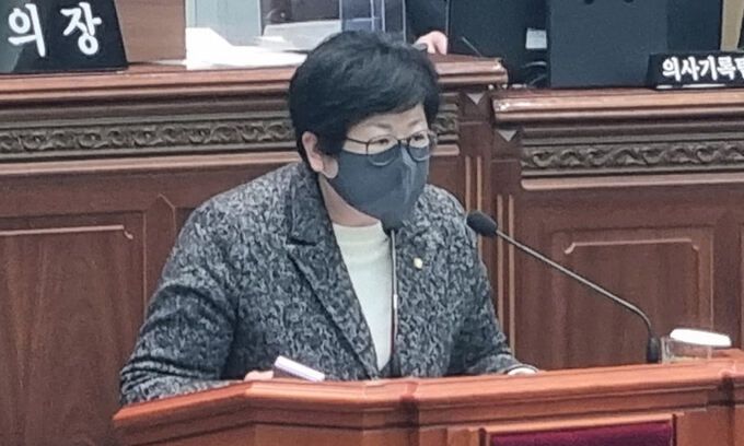 지난 13일 이태원 참사와 관련해 막말을 쏟아낸 국민의힘 김미나 경남 창원시의원이 제120회 시의회 제2차 본회의에서 공식 사과 발언을 하고 있다. 창원=연합뉴스