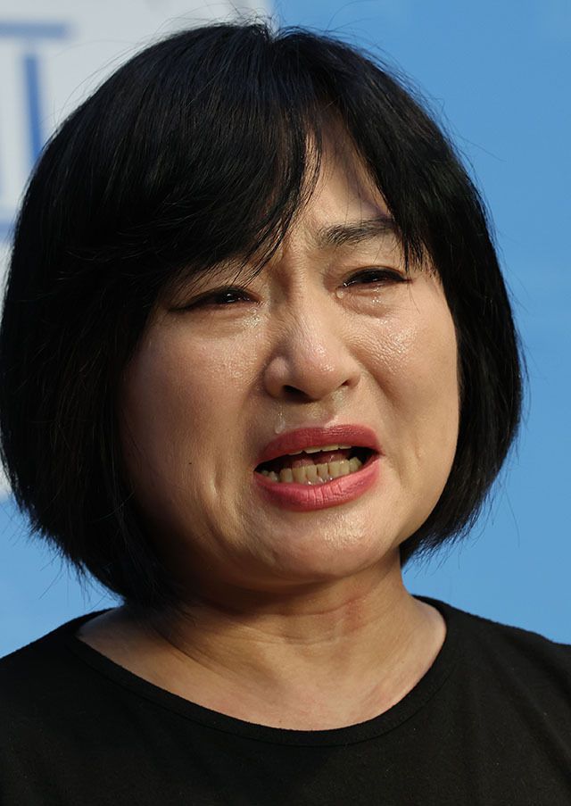 13일 오전 서울 여의도 국회 소통관에서 열린 ‘10.29 이태원참사 유가족협의회의 국정조사 촉구 기자회견’에서 고 이지한 씨의 어머니인 조미은 씨가 눈물을 흘리며 발언하고 있다.연합뉴스