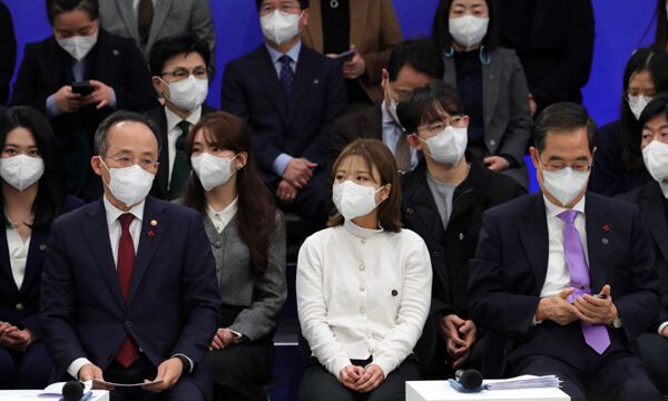 한덕수 국무총리(오른쪽)와 추경호 경제부총리(왼쪽)가 15일 청와대 영빈관에서 열린 제1차 국정과제 점검회의에 참석해 있다. 한 총리는 이날 회의에서 “5년 후 대한민국은 반듯하고 품격 있는 나라, 자율과 창의가 넘쳐나는 경제, 약자에게 더 따뜻한 사회가 될 것”이라고 말했다. 뉴시스