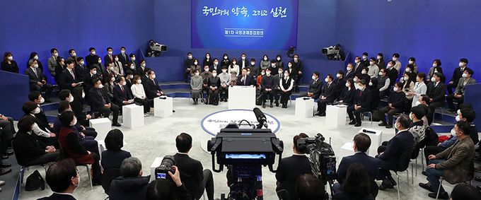 대통령에 쏠린 눈 15일 윤석열 대통령이 주재한 제1차 국정과제 점검회의가 서울 청와대 영빈관에서 열렸다. 국무총리와 각 부처 장관, ‘국민 패널’ 100명이 참석한 가운데 ‘국민과의 대화’ 형식으로 진행된 이날 회의는 전국에 생중계됐다. 대통령실통신사진기자단