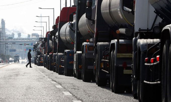 화물연대 집단운송거부와 관련해 철강, 석유화학 분야에 업무개시명령이 발동된 지난 8일 전남 여수국가산업단지에 운행을 멈춘 화학물질 운반차가 줄지어 서 있다. 연합뉴스