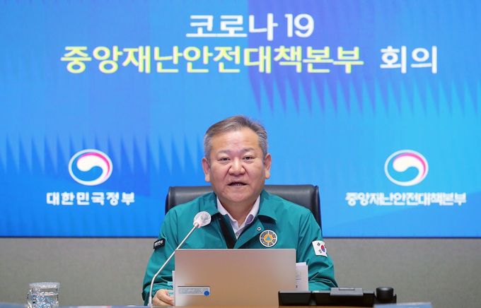 이상민 행정안전부 장관이 16일 오전 서울 종로구 정부서울청사에서 열린 코로나19 중앙재난안전대책본부 회의에 참석해 발언하고 있다. 뉴시스