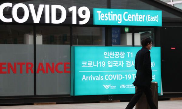 인천국제공항 제1여객터미널 코로나19 입국자 검사센터 앞으로 한 중국인 관광객이 지나가고 있다. 뉴시스