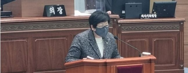 김미나 경남 창원시의원이 지난 13일 오후 열린 제120회 시의회 제2차 본회의에서 사과하고 있다. 창원=연합뉴스