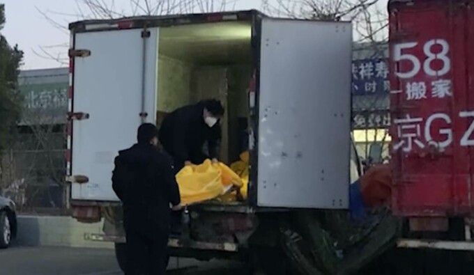 베이징의 한 장례식장에서 시신을 운구하는 작업자들. AP연합뉴스