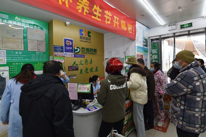 지난 15일 중국 동부 장쑤성 성도 난징의 한 약국에서 시민들이 항원검사 키트를 사려고 줄을 서서 기다리고 있다. 중국 정부가 최근 방역정책을 완화한 이후 일부 지역에서는 코로나19 감염자가 급증하는 추세를 보이고 있다. 난징 AFP=연합뉴스