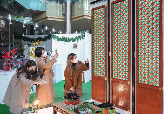 19일 서울 코엑스 1층 로비에서 개막한 대한민국 최대 레고 창작전시회 ‘브릭코리아 컨벤션 10주년 기념전’에 방문한 관람객들이 한국적 주제를 표현한 레고 창작품을 감상하고 있다.