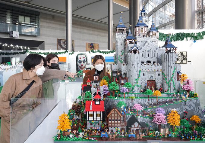 19일 서울 코엑스 1층 로비에서 개막한 대한민국 최대 레고 창작전시회 ‘브릭코리아 컨벤션 10주년 기념전’에 방문한 관람객들이 다양한 주제의 레고 창작품을 관람하고 있다.
