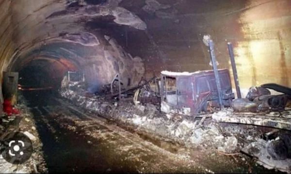 살랑터널 내부에서 불에 탄 채 뒤엉킨 차량들. 트위터 이미지