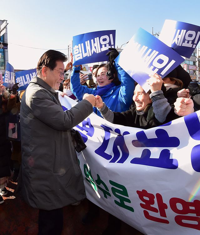 이재명 더불어민주당 대표가 22일 오전 경북 안동 중앙신시장을 방문해 지지자들과 인사를 나누고 있다. 안동=뉴시스