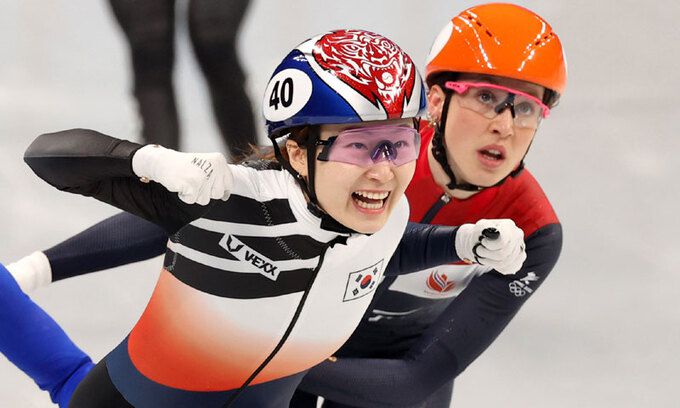 쇼트트랙 대표팀 최민정이 2월 열린 2022 베이징 동계올림픽 여자 1500m 결승에서 가장 먼저 결승선을 통과한 뒤 포효하는 모습. 베이징=뉴시스