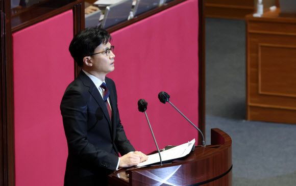 한동훈 법무부 장관이 28일 오후 국회에서 열린 본회의에서 뇌물수수·정치자금법 위반 혐의를 받는 더불어민주당 노웅래 의원 체포동의안 투표에 앞서 체포동의요청 이유설명을 하고 있다. 연합뉴스