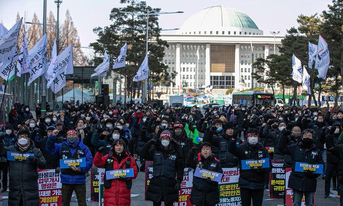 전국공공운수사회서비스노조 조합원들이 28일 서울 여의도 국회 앞에서 결의대회를 열고 민영화금지법 제정, 노조법 2·3조 개정을 촉구하고 안전운임제 사수를 결의하고 있다. 뉴스1