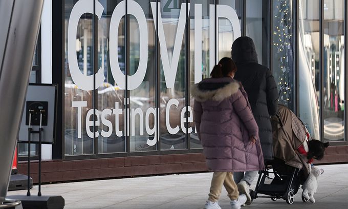 29일 인천국제공항 제1터미널 코로나19 센터 앞으로 여행객들이 지나가고 있다. 연합뉴스