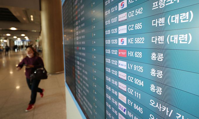 최근 세계 여러 나라가 중국발 여행객에게 코로나19 검사 음성 결과 제출을 의무화하는 등 입국 규제 강화를 하고 있는 가운데 29일 인천국제공항 제1터미널 도착 안내 전광판에 중국발 항공기편 관련 정보가 나오고 있다. 연합뉴스