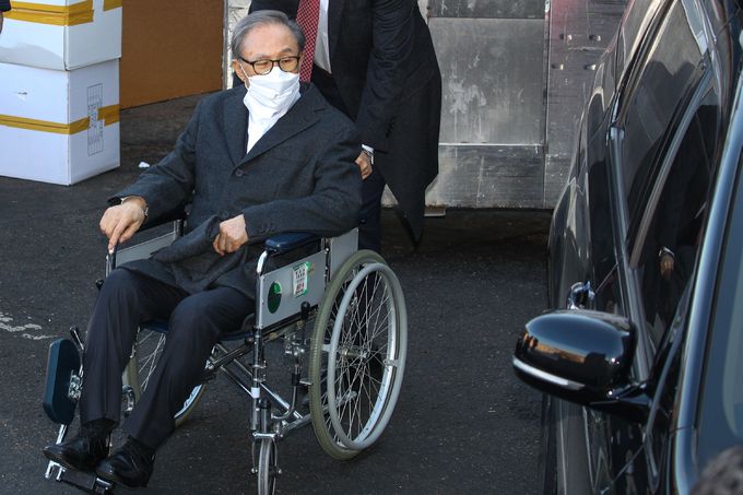 신년 특별사면으로 4년 9개월 만에 사면·복권된 이명박 전 대통령이 30일 입원 치료를 받아온 서울 종로구 서울대병원에서 퇴원하고 있다. 연합뉴스