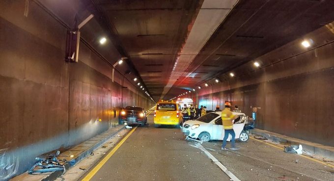 부산 북구 만덕2터널 안에서 20대 만취 운전자가 몰던 K7 차량이 앞서가던 모닝 차량과 옆 차로를 달리던 벨로스터 차량을 잇따라 들이받아 3중 추돌사고를 냈다. 부산 동래경찰서 제공