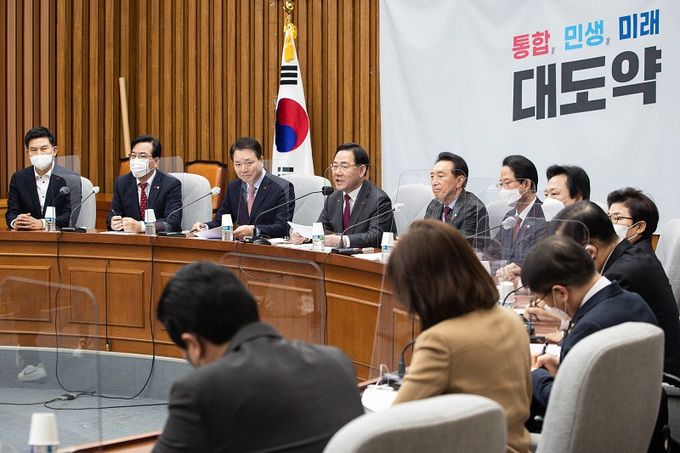 주호영 국민의힘 원내대표 등 당 지도부가 지난 3일 서울 여의도 국회에서 열린 원내대책회의에 참석하고 있다. 뉴스1