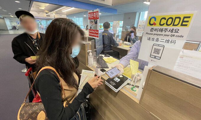 6일 오전 인천국제공항 제1여객터미널 입국장 검역대에서 중화권(중국·홍콩·마카오)에서 입국한 해외여행객들이 Q코드를 찍고 있다. 뉴스1
